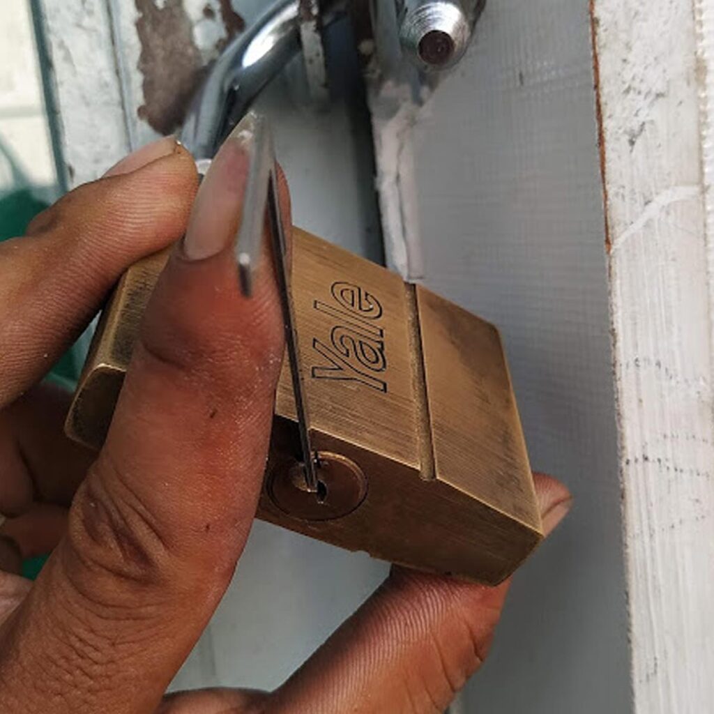 Mở khóa bóp móc khóa bấm treo ở Bình Dương giá rẻ uy tín