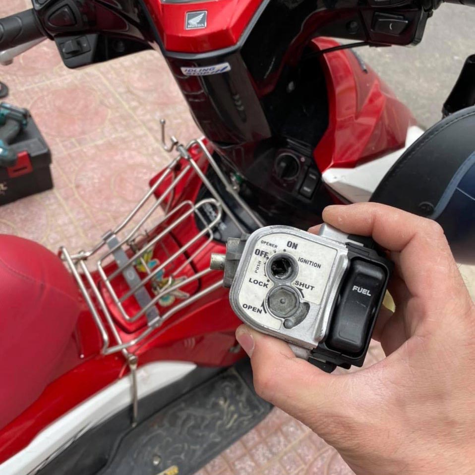 Thay ổ khóa xe máy chống trộm 4 cạnh, 6 cạnh, 8 cạnh uy tín, chính hãng giá rẻ