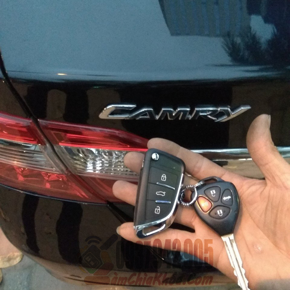 Làm chìa khóa gập cho xe Camry đời cũ chìa thẳng 4 nút
