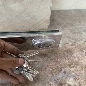 Làm chìa khóa cửa kính dưới sàn Sửa bản lền sàn cửa kính