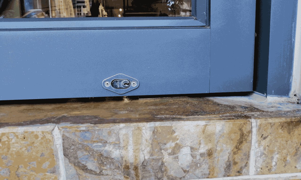 Sửa khóa cửa sắt kính cửa lùa của shop bán hàng