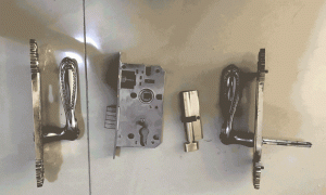 sua-khoa-cua-tai-nha-sua-khoa-cua-tay-gat-tai-nha