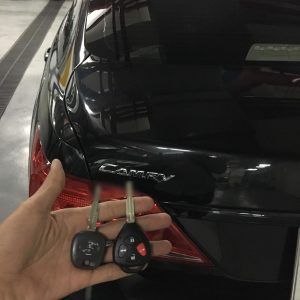lam-chia-khoa-xe-camry-2-4-g-tphcm
