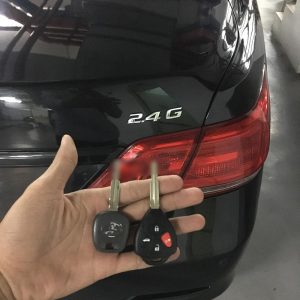lam-chia-khoa-xe-camry-2-4g