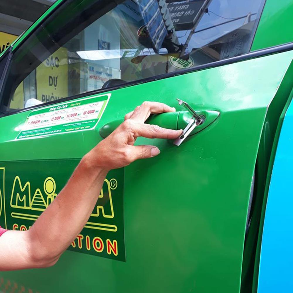 Mở khóa xe ô tô taxi xe tải giá rẻ tận nơi 24/24