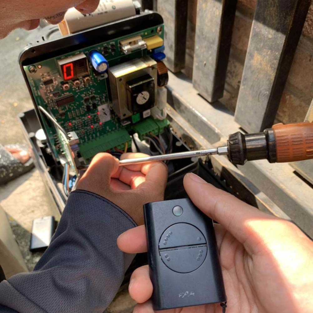 Thợ sửa khóa remote cổng FAAC Nhận làm remote cổng điều khiển từ xa tự động