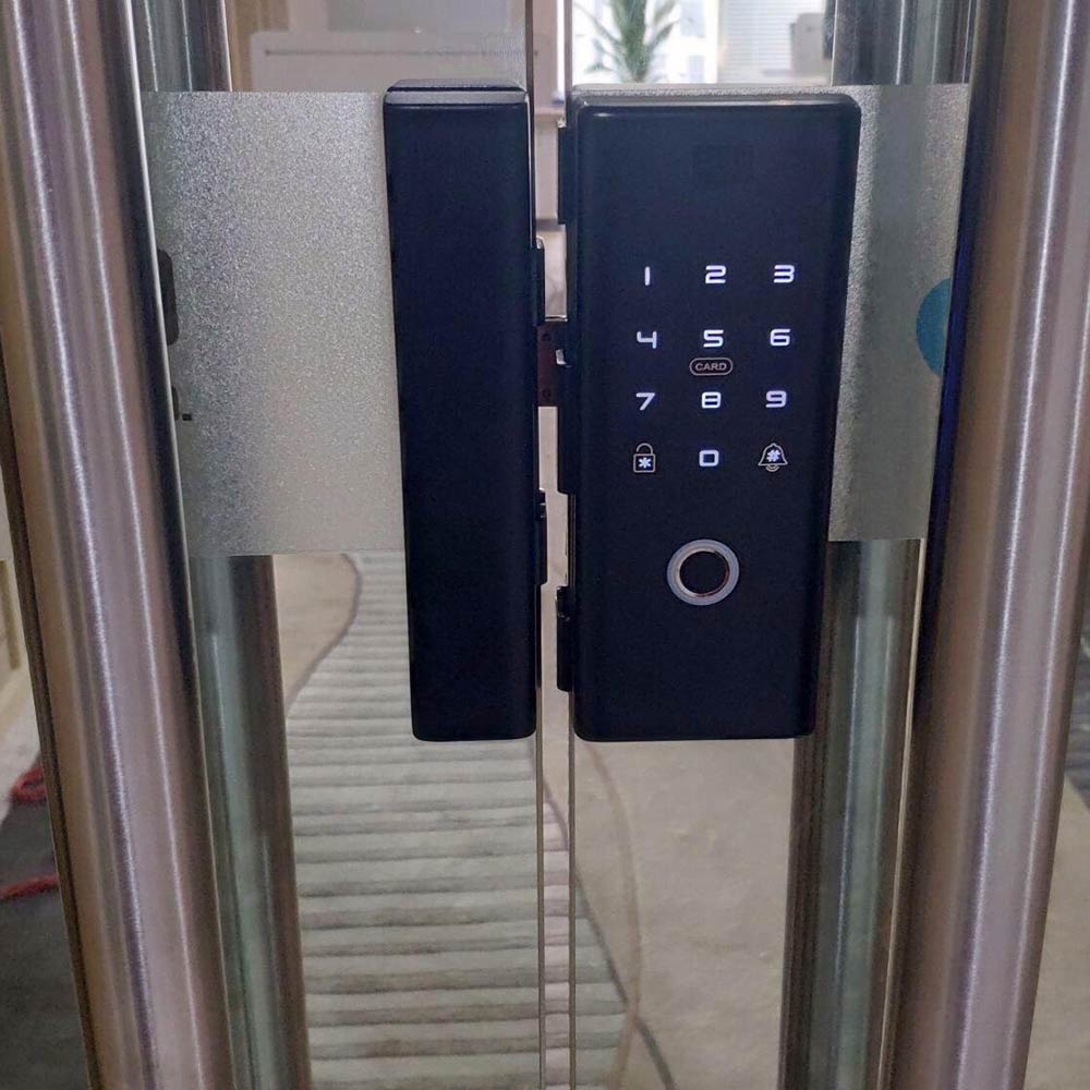 Lắp khóa điện tử cửa kính cường lực không khoan kính 2 mặt ốp kính