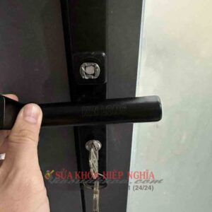 Mở khóa tay gạt kin long Thay bộ tay nắm khóa cửa Kin Long màu đen Mở khóa tay gạt kin long Thay bộ tay nắm khóa cửa Kin Long màu đen