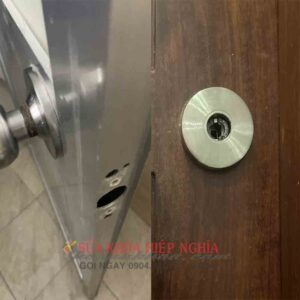 Ổ khóa cửa tay nắm tròn bị sứt Thay chốt cửa, thay tay nắm cửa tại nhà