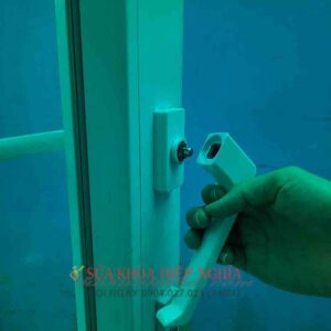 Sửa tay nắm khóa cửa nhựa lõi thép Thay tay nắm khóa cửa Euro Window bị gãy