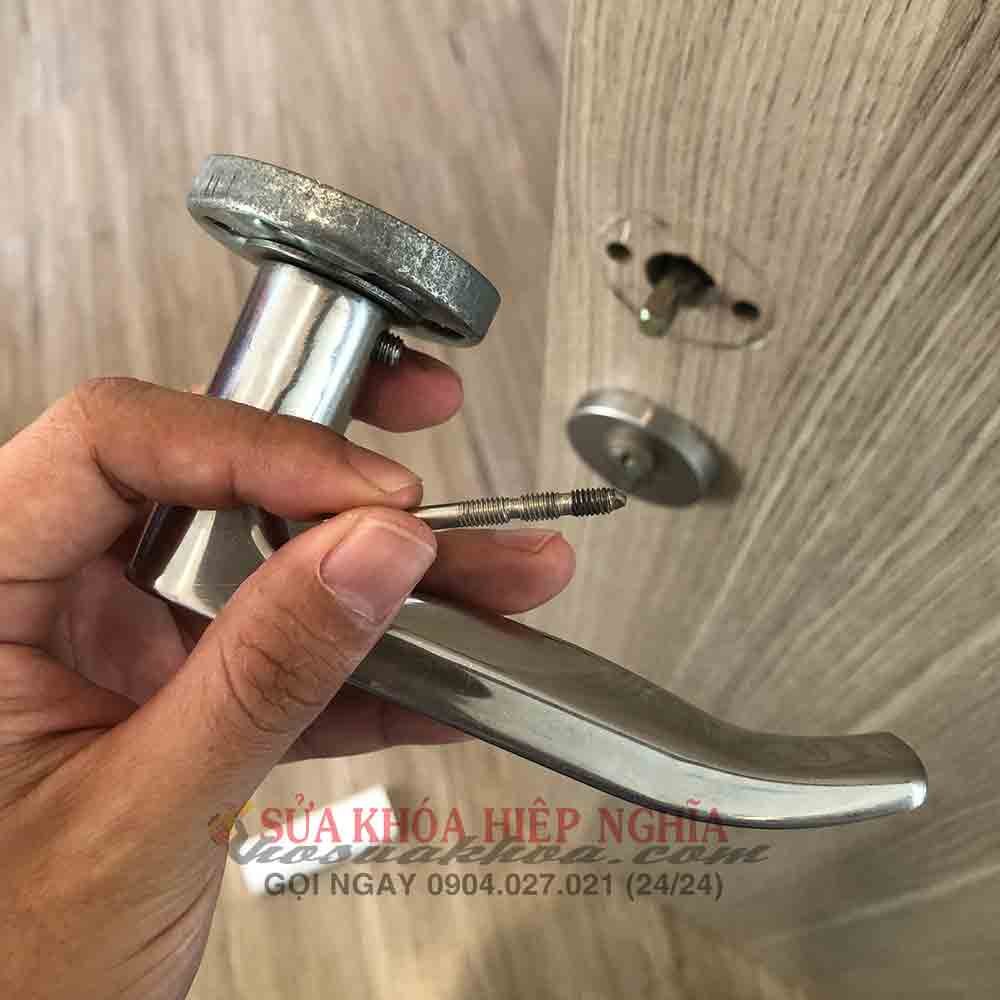 Dịch vụ thay tay nắm khóa cửa tay gạt phân thể giá rẻ