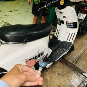 Thợ đánh chìa khóa xe Vespa tại nhà TPHCM giá rẻ nhất 400k