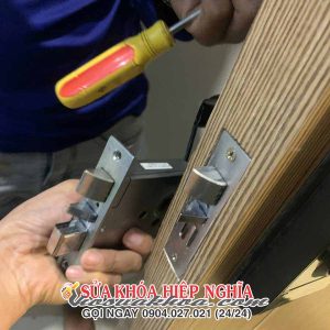 Sửa khóa điện tử Thay thân khóa điện tử chính hãng giá bao nhiêu