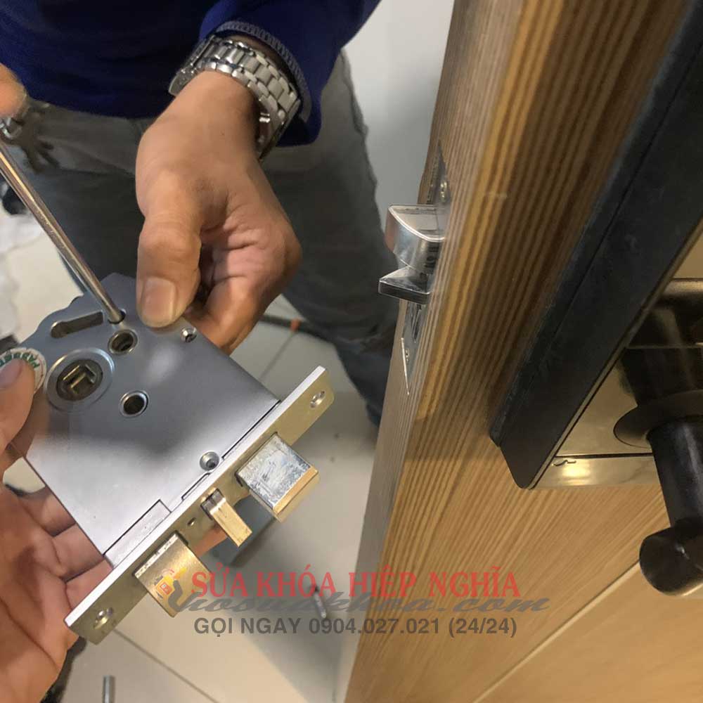 Sửa khóa điện tử Thay thân khóa Hafele tại nhà uy tín nhanh chóng giá rẻ