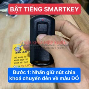 Bước 1: nhấn giữ nút hình chìa khóa để tắt smartkey