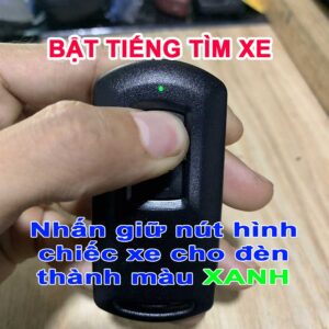 Nhấn giữ nút hình xe cho đèn màu xanh bật tìm xe