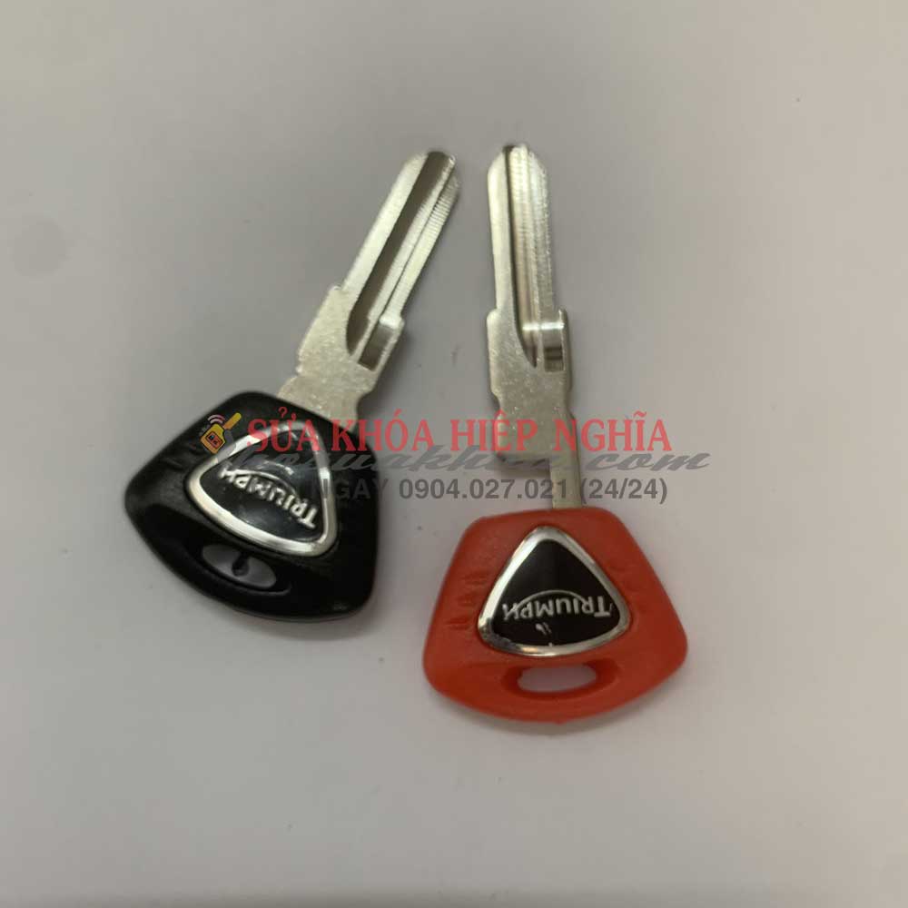 Chìa khóa xe Triump màu đen màu đỏ có khe chứa chip từ Giá sao chép 450k