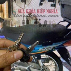 lam-chia-khoa-4-canh-xoan-gia-bao-nhieu