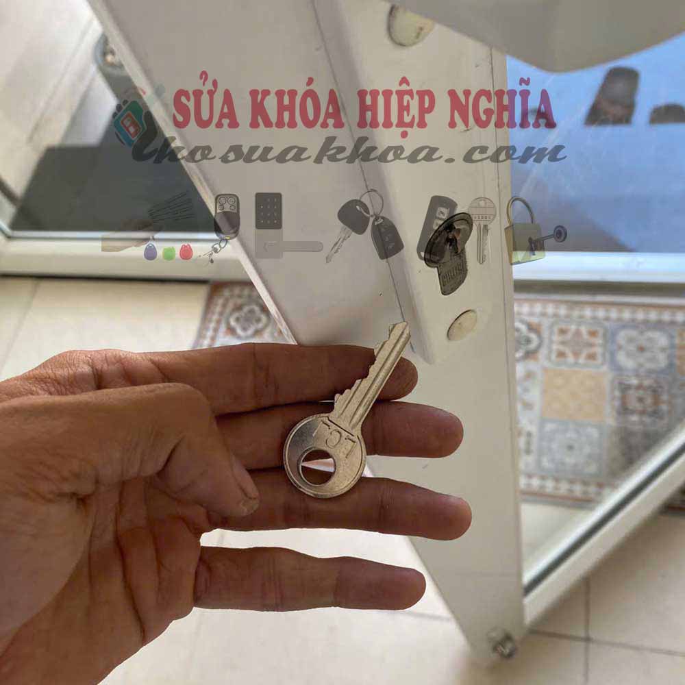 Làm chìa khóa cửa kính xingfa khi mất hết chìa khóa