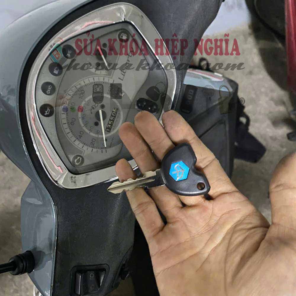Chìa khóa xe Vespa màu đen nhựa cứng có chip từ