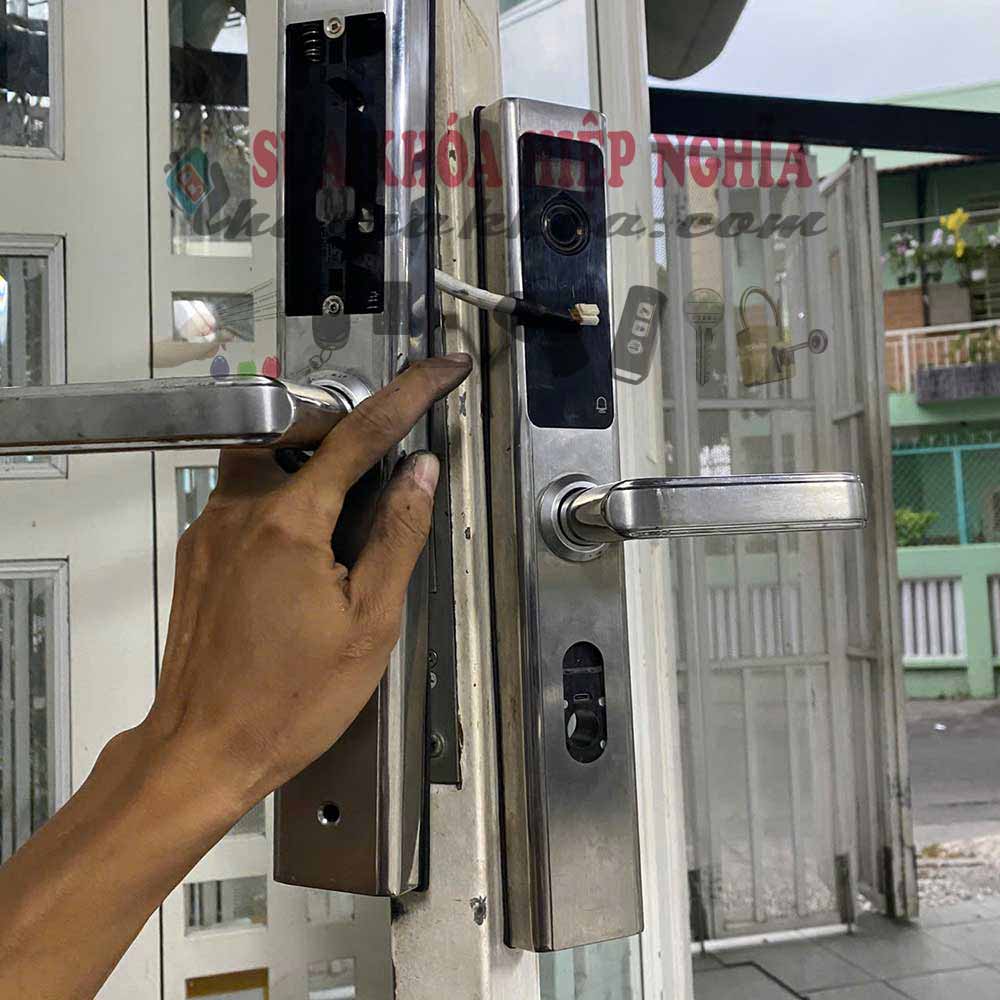 Thay ổ khóa cửa tphcm Dịch vụ lắp đặt khóa cửa giá rẻ